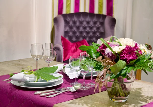 Mesa de jantar luxuosamente coberta — Fotografia de Stock