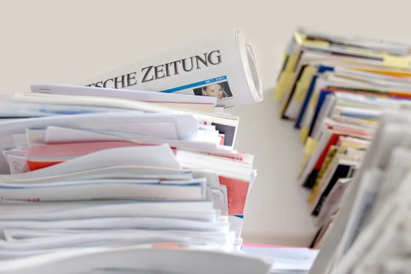 Stapel deutscher Zeitungen — Stockfoto