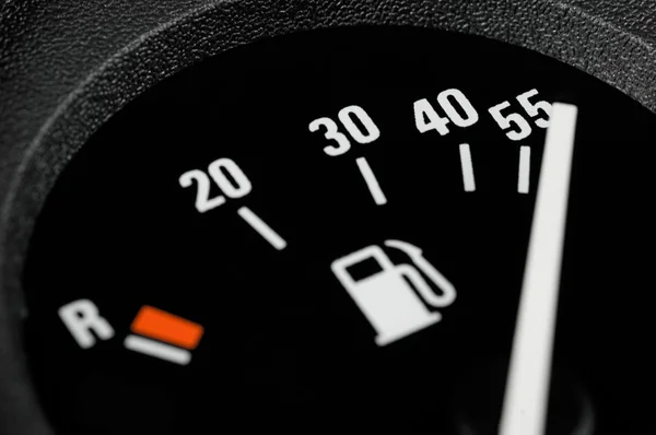 Calibre de combustível de um carro — Fotografia de Stock