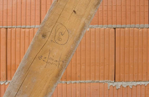Parede de tijolo oco com placa — Fotografia de Stock