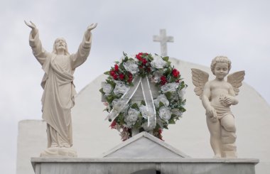 Bir mezar taşı üzerinde rakam İsa ve melekler
