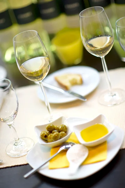 Mesa de comedor con copas de vino blanco —  Fotos de Stock