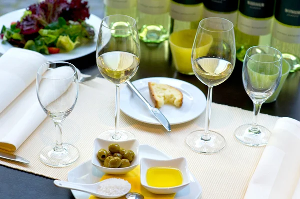 Tavolo da pranzo con bicchieri di vino bianco — Foto Stock