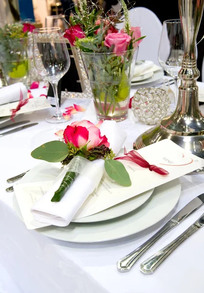 Banquete Coberto Com Decoração Rosas Vermelhas — Fotografia de Stock