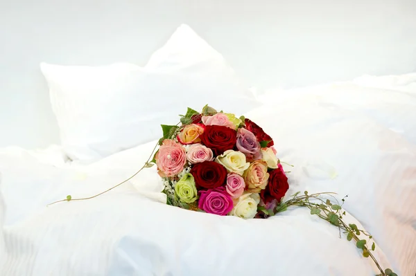 Νυφική Ανθοδέσμη Ένα Κρεβάτι在一张床上的新娘花束 图库图片