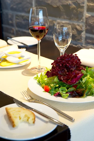 Beyaz şarap bardakları ile yemek masası — Stok fotoğraf