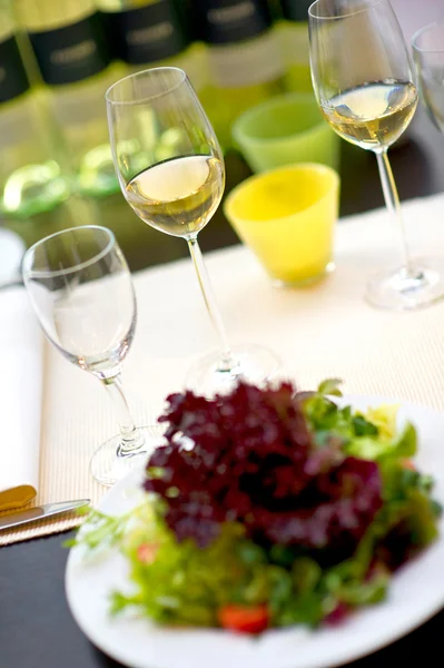 Mesa Comedor Con Copas Vino Blanco —  Fotos de Stock