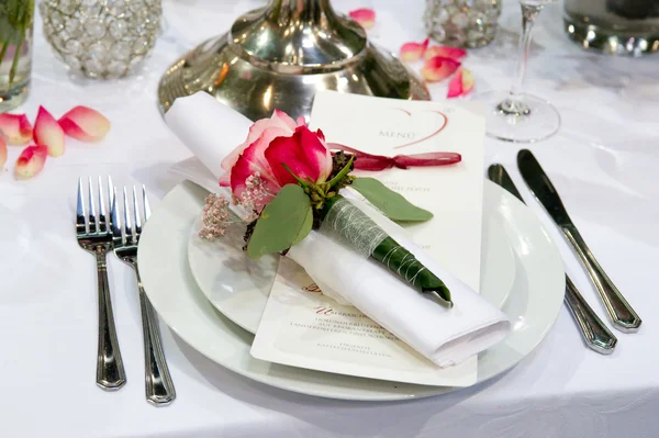 Banquete Coberto Com Decoração Rosas Vermelhas — Fotografia de Stock