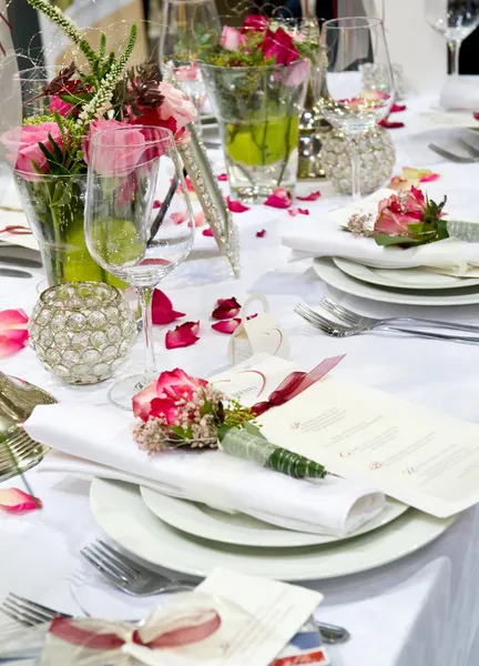 Banquete Cubierto Con Decoración Rosas Rojas — Foto de Stock