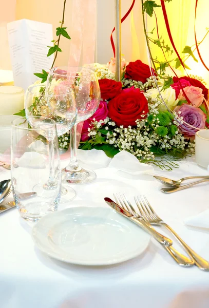 Banquete Cubierto Con Decoración Rosas Rojas —  Fotos de Stock