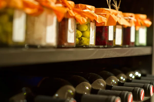 Glasflaskor för vin i ett rack — Stockfoto
