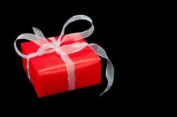 Caja de regalo de Navidad roja y plateada en negro —  Fotos de Stock