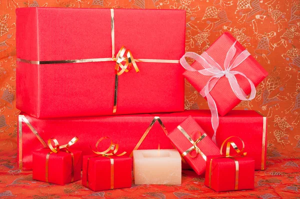 Подарочные коробки и свечи — стоковое фото