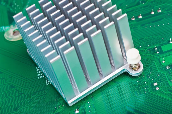 Close Aluminum Heatsink Mounted Green Computer Circuit Board — Stock Photo, Image