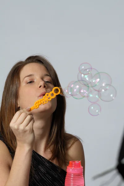 Giovane adulto soffiando bolle — Foto Stock