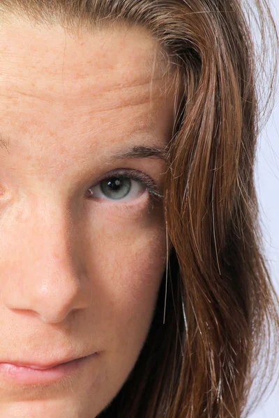 Aantrekkelijke groene-eyed brunette — Stockfoto