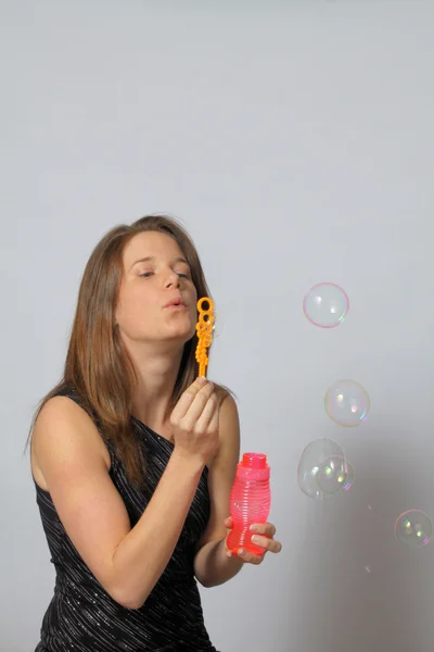 Giovane adulto soffiando bolle — Foto Stock