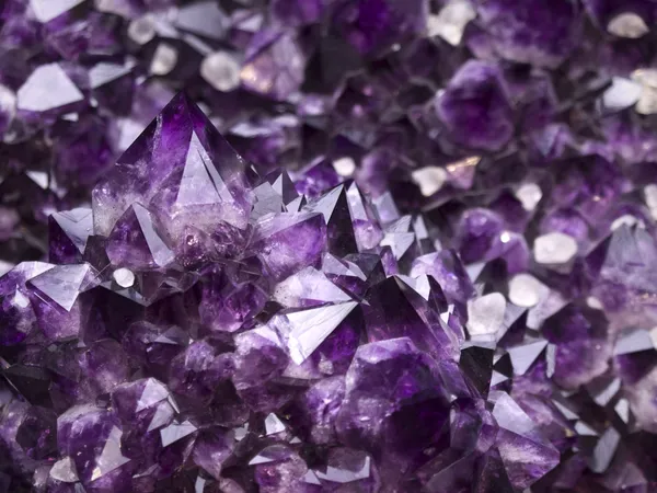 紫晶 geode — 图库照片