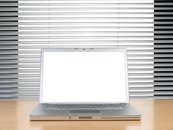 笔记本电脑和百叶窗 — 图库照片