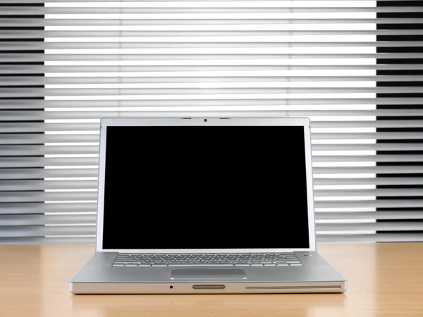 Laptop och persienner — Stockfoto