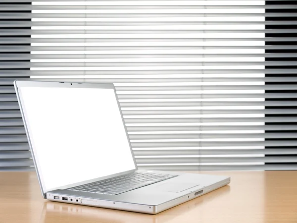 Laptop a rolety — Stock fotografie