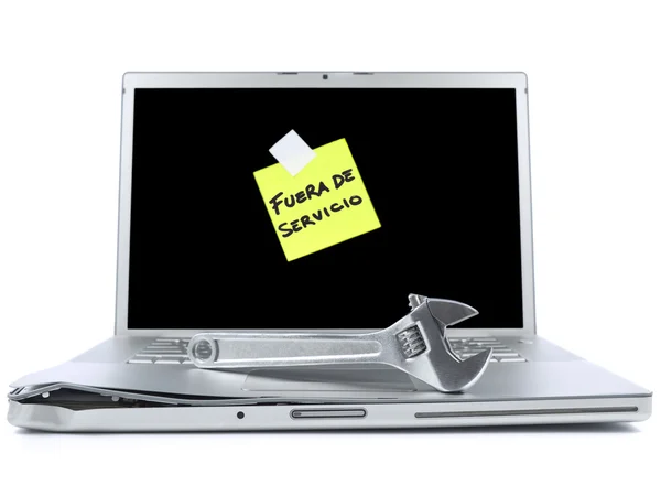 Laptop com nota pegajosa e ferramenta — Fotografia de Stock