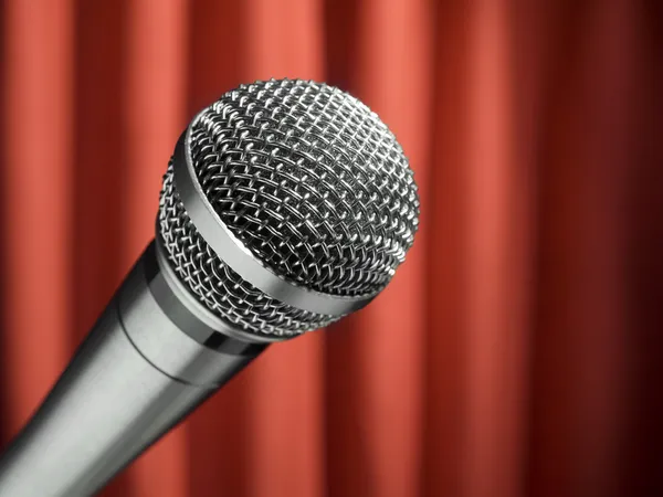 Микрофон на сцене — стоковое фото