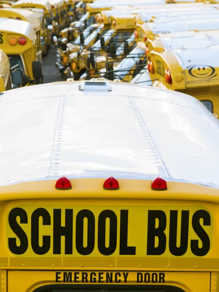 Escola de estacionamento de ônibus — Fotografia de Stock