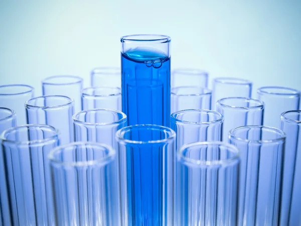 Provrör med blå vätska — Stockfoto