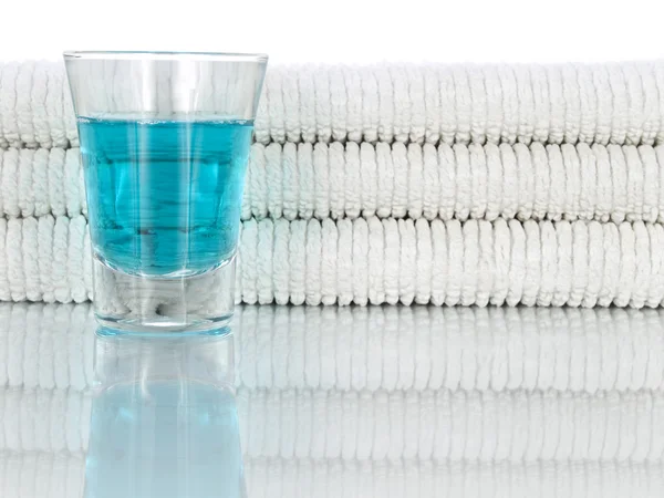 Mouthwash and towels — Stock Photo, Image