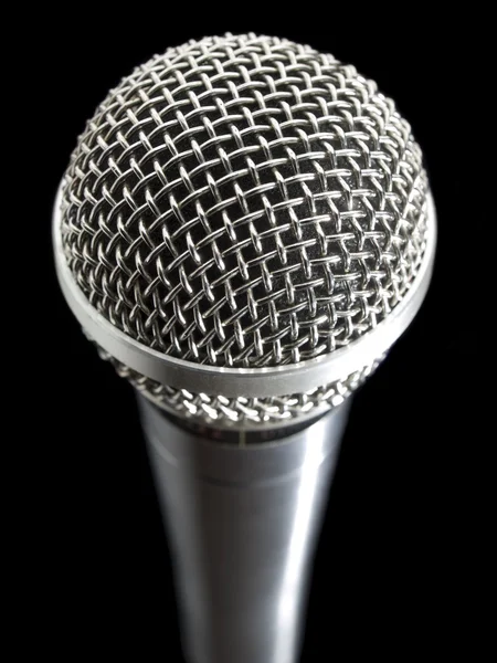 Микрофон над черным — стоковое фото