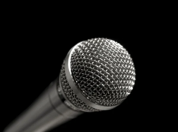 Микрофон над черным — стоковое фото