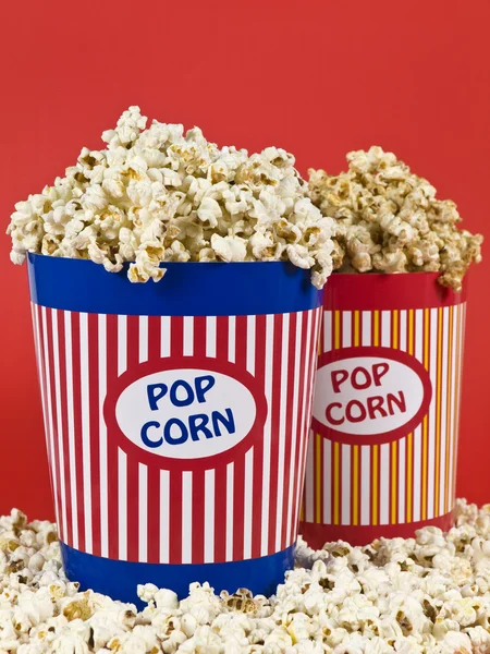 Två popcorn hinkar — Stockfoto