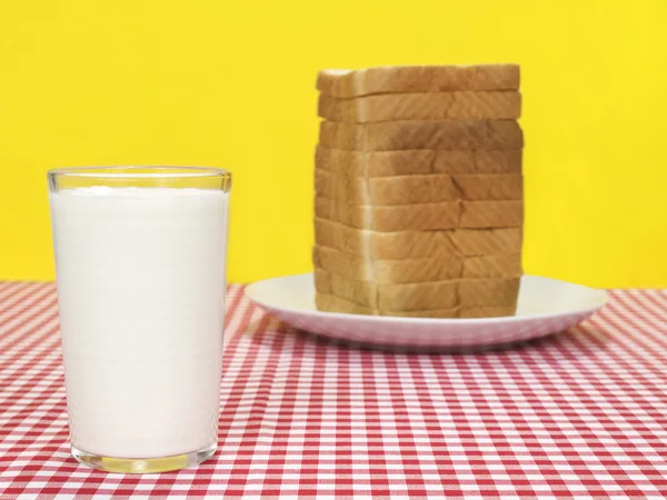 Melk en brood Stockafbeelding