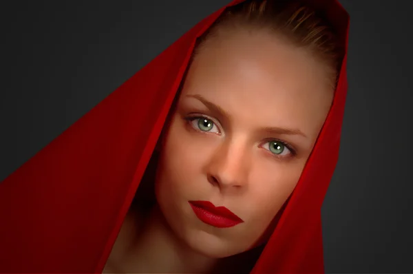 Kvinna i röd — Stockfoto