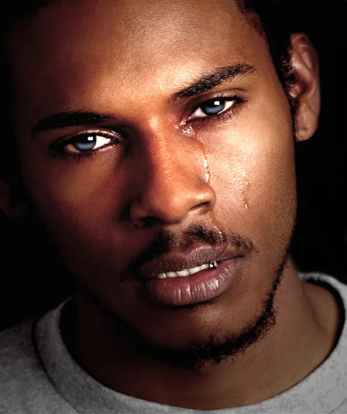 Homme noir pleurant — Photo