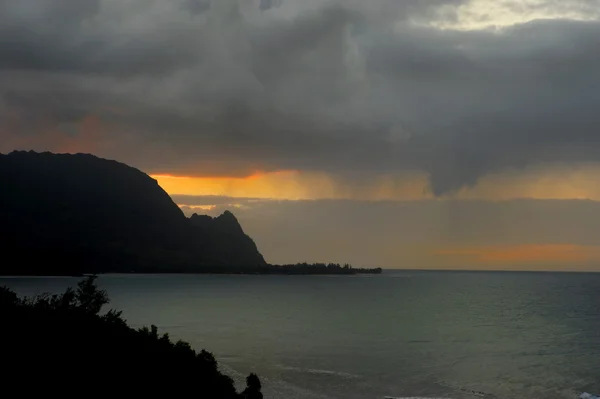 Się napali wybrzeżu kauai — Zdjęcie stockowe