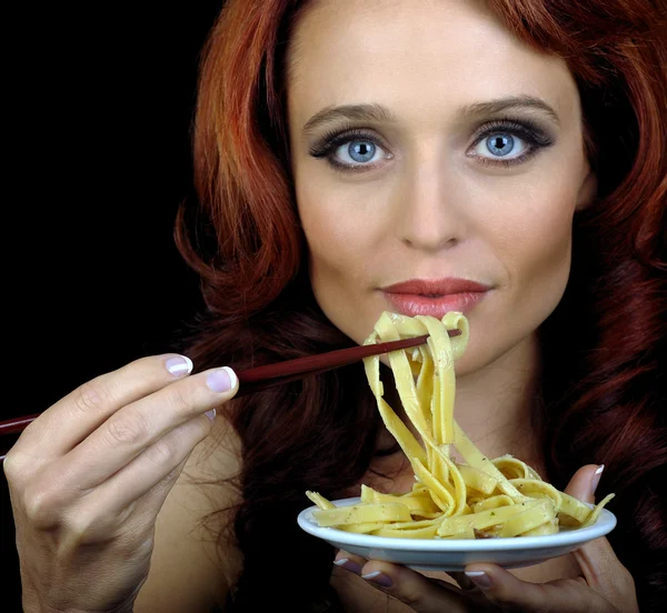 Kvinna äter pasta — Stockfoto