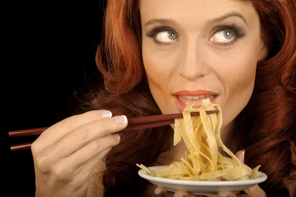 Женщина ест макароны — стоковое фото