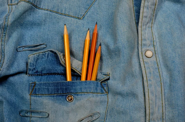 Jean shirt met potloden — Stockfoto