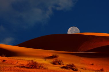 Ayın yükselişine dunes üzerinde