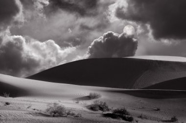 Ayın yükselişine dunes üzerinde