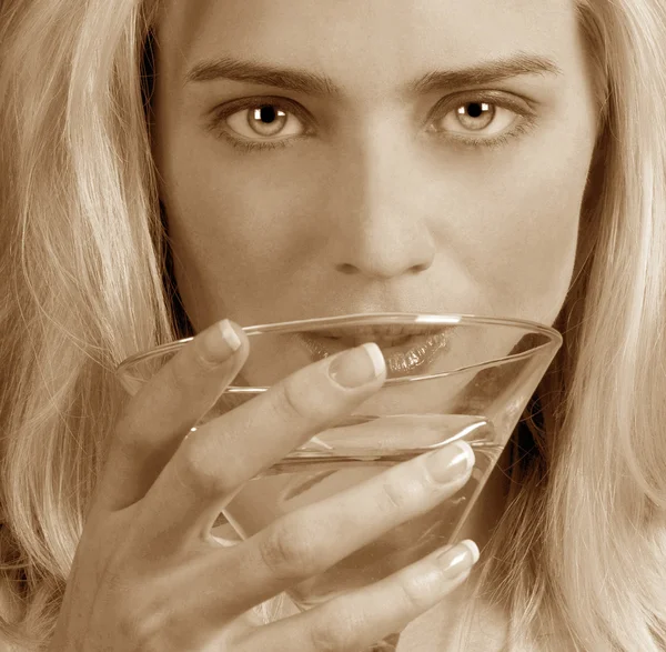 Žena s martini — Stock fotografie