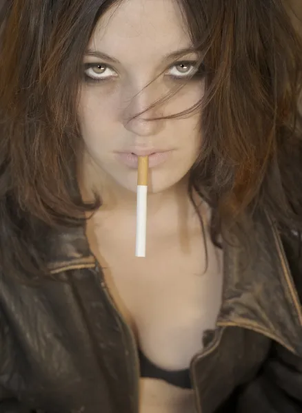Femme avec une cigarette — Photo