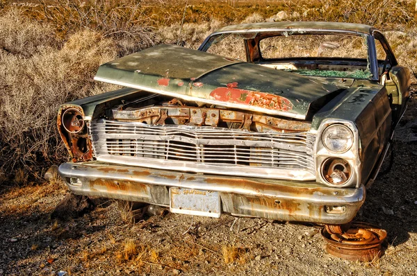 Rostiga gamla bil — Stockfoto