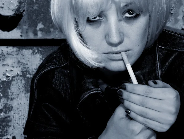 Mladá dívka, kouření — Stock fotografie