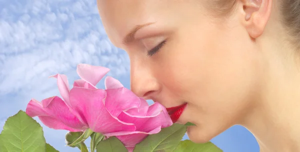 Žena s růžové růže — Stock fotografie