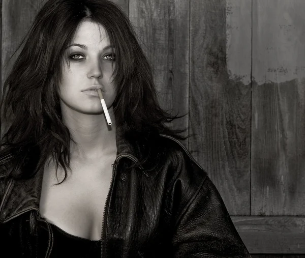 Mulher com cigarro — Fotografia de Stock