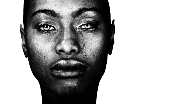 Черная женщина плачет — стоковое фото