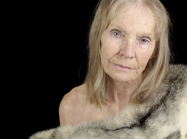 Donna anziana in pelliccia — Foto Stock